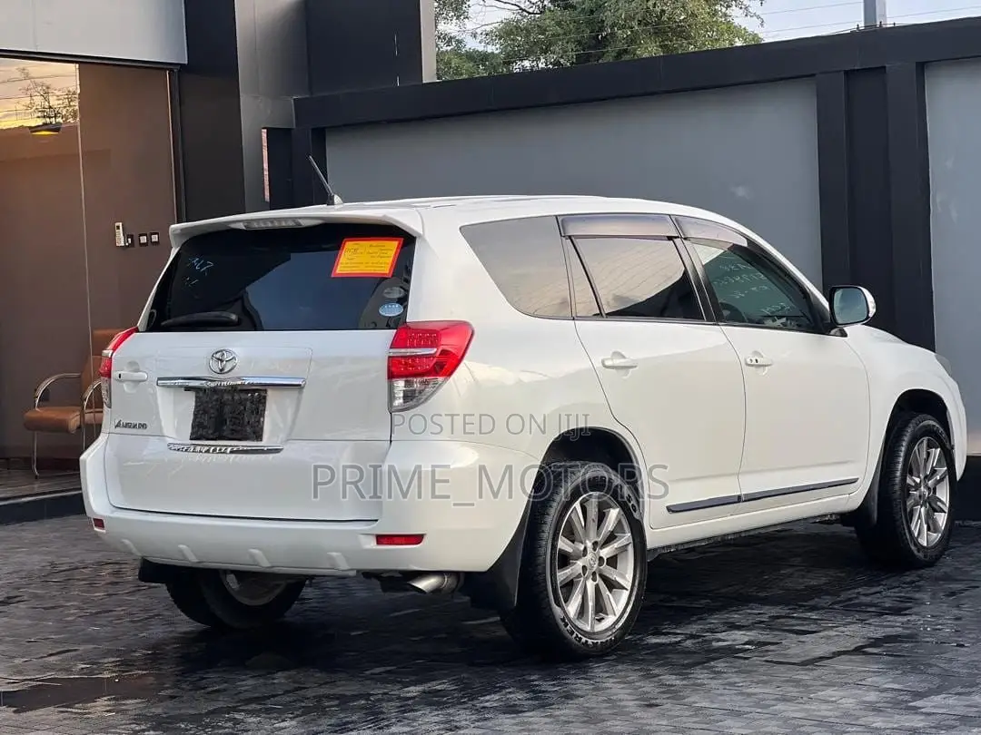 Toyota Vanguard 2010 White
