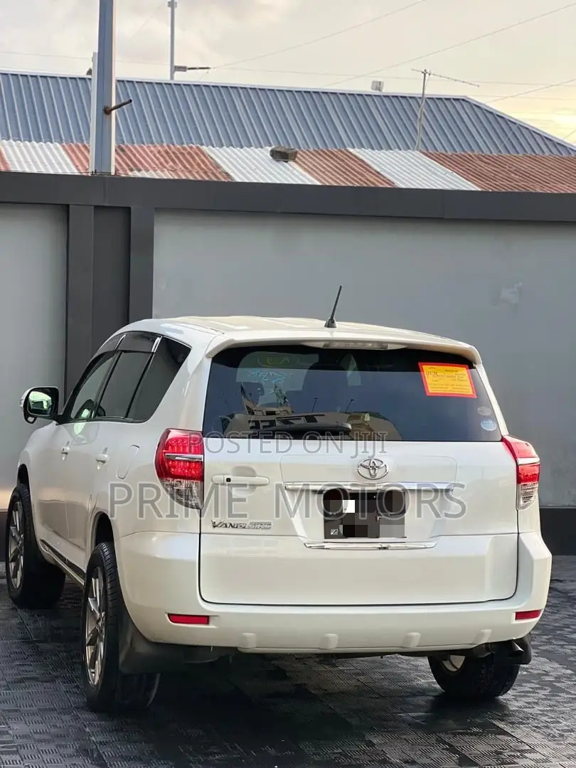 Toyota Vanguard 2010 White