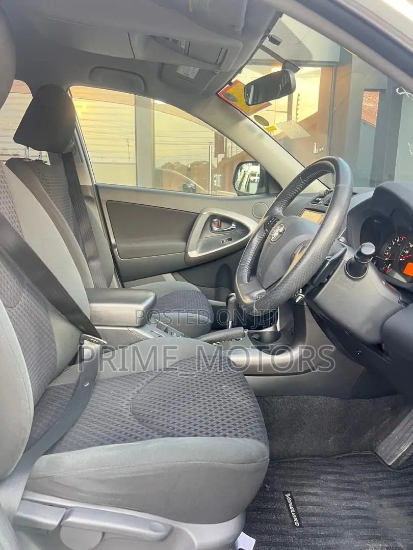 Toyota Vanguard 2010 White