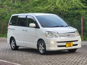 Toyota Noah 2004 White