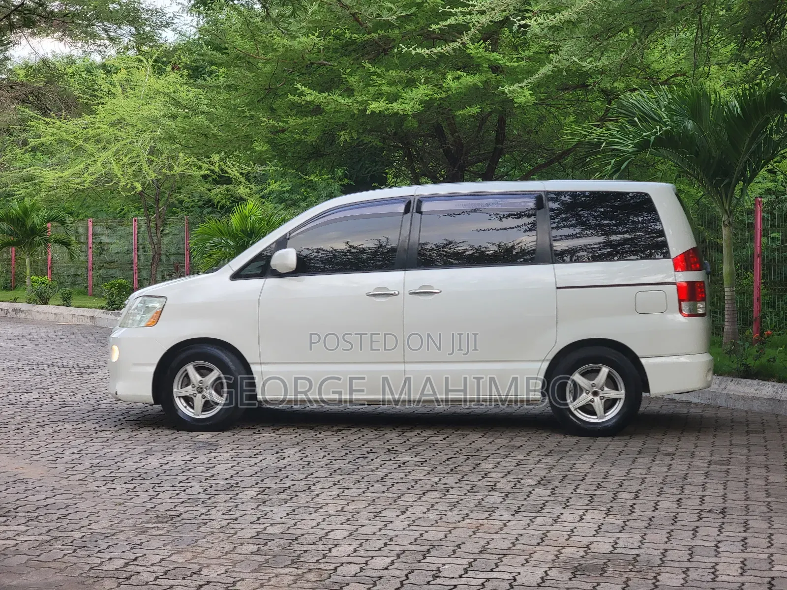Toyota Noah 2004 White