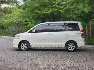 Toyota Noah 2004 White