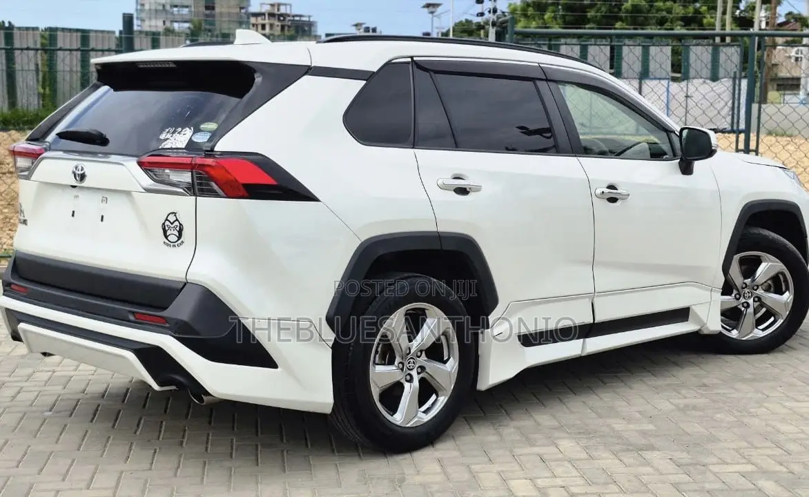 Toyota RAV4 Hybrid 2022 White
