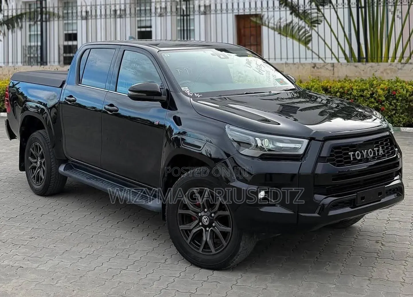 Toyota Hilux 2023 Purple