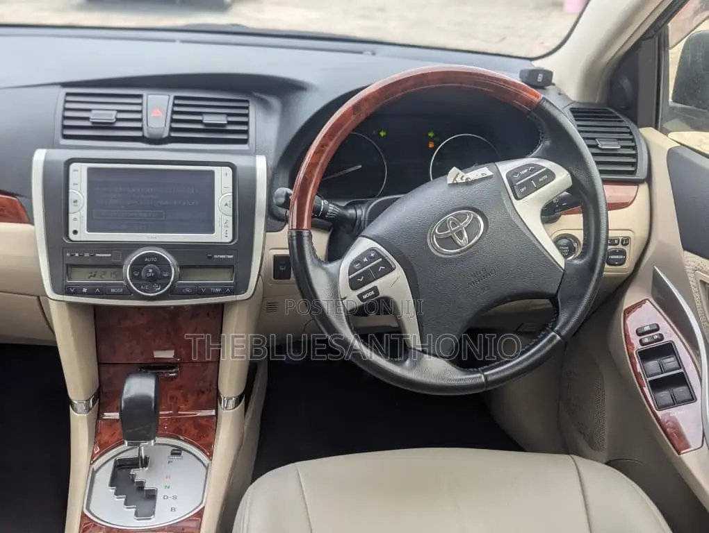 Toyota Premio 2013 Black