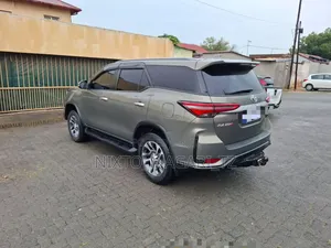 Toyota Fortuner 2025 Green