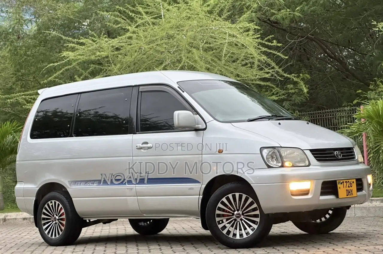 Toyota Noah 2001 Silver