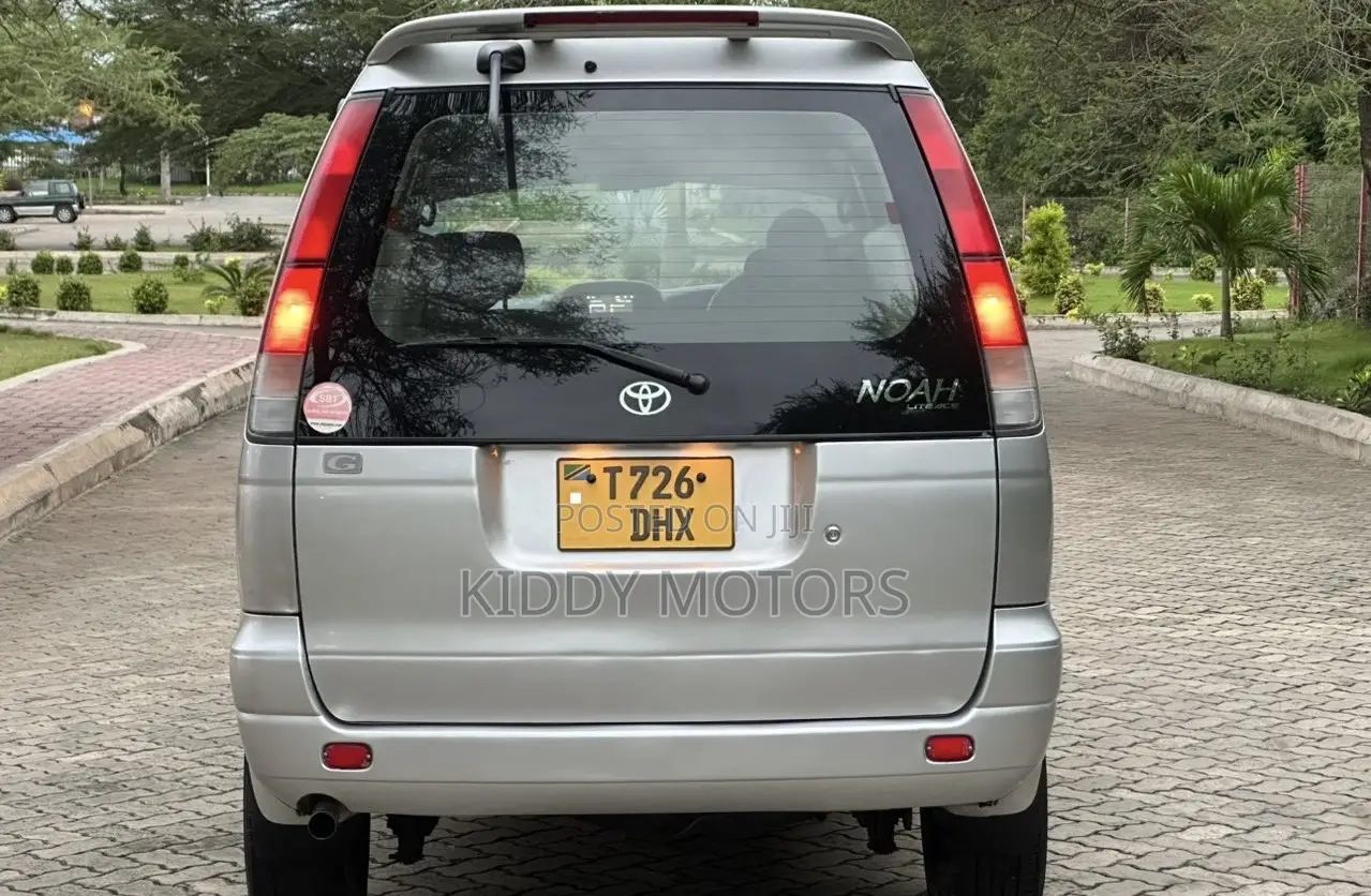 Toyota Noah 2001 Silver