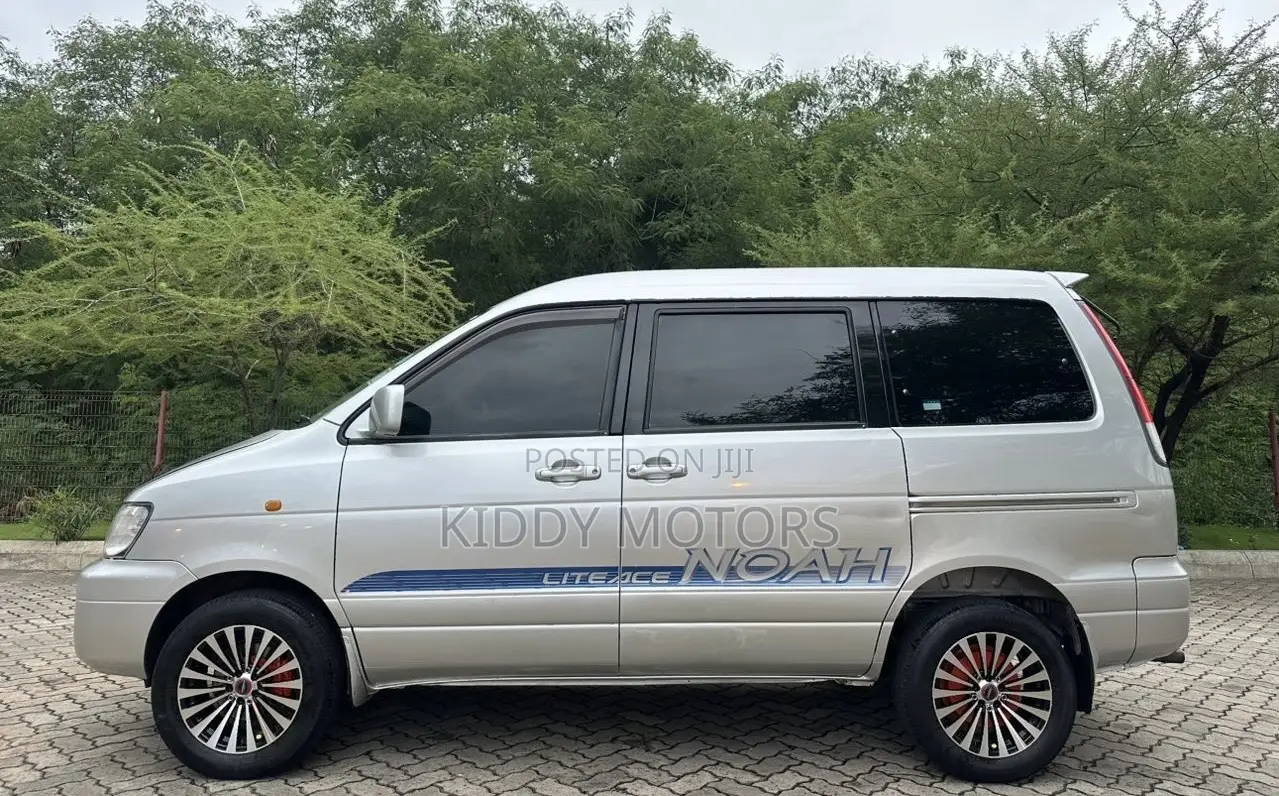 Toyota Noah 2001 Silver