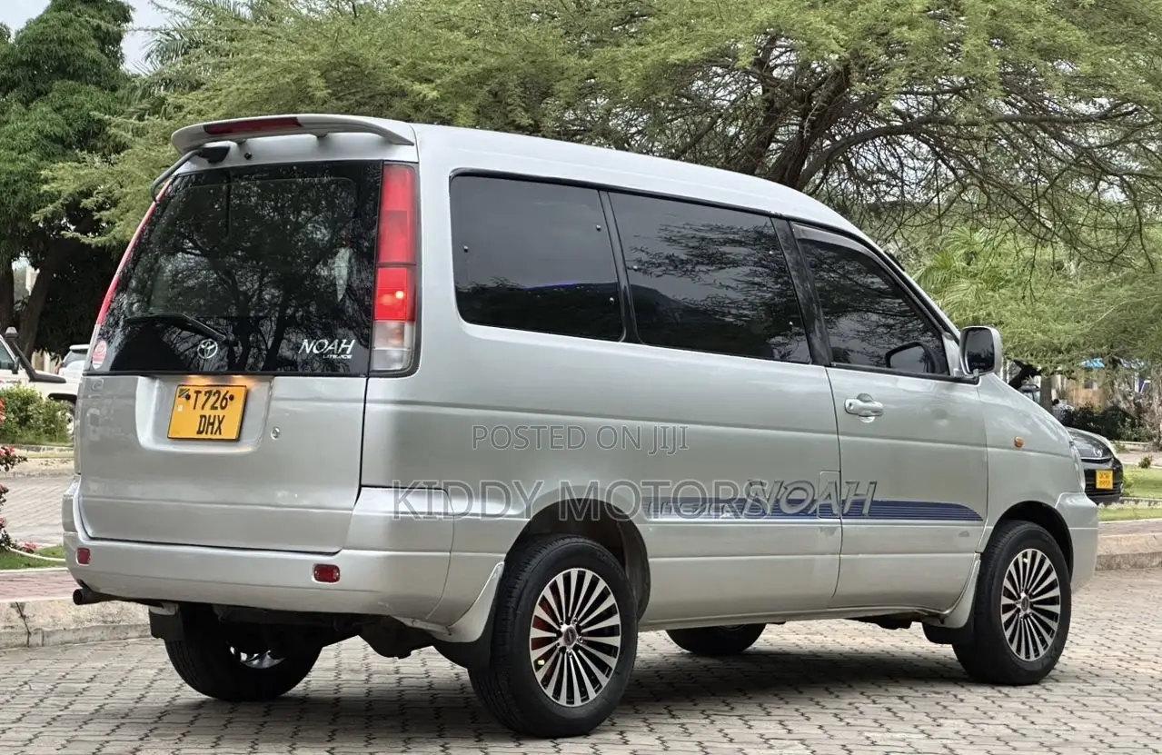 Toyota Noah 2001 Silver