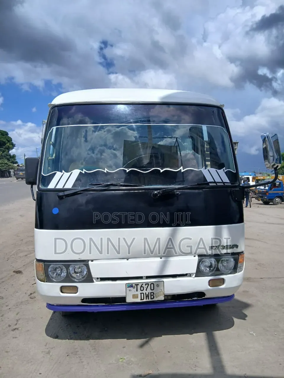 Mitsubishi Fuso Rosa 2000 White