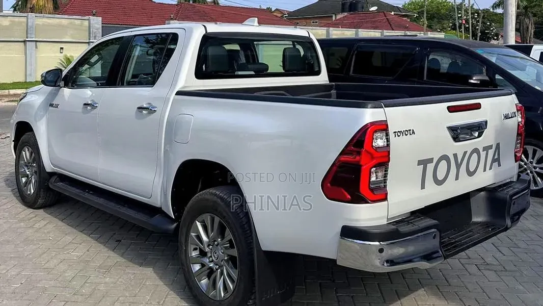 Toyota Hilux 2025 White