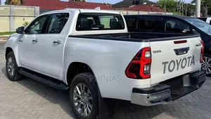 Toyota Hilux 2025 White
