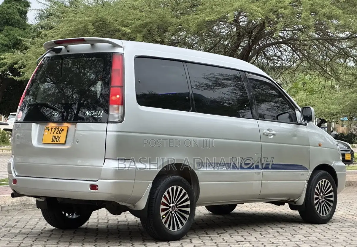 Toyota Noah 2.0 FWD (8 Seater) 2001 Silver
