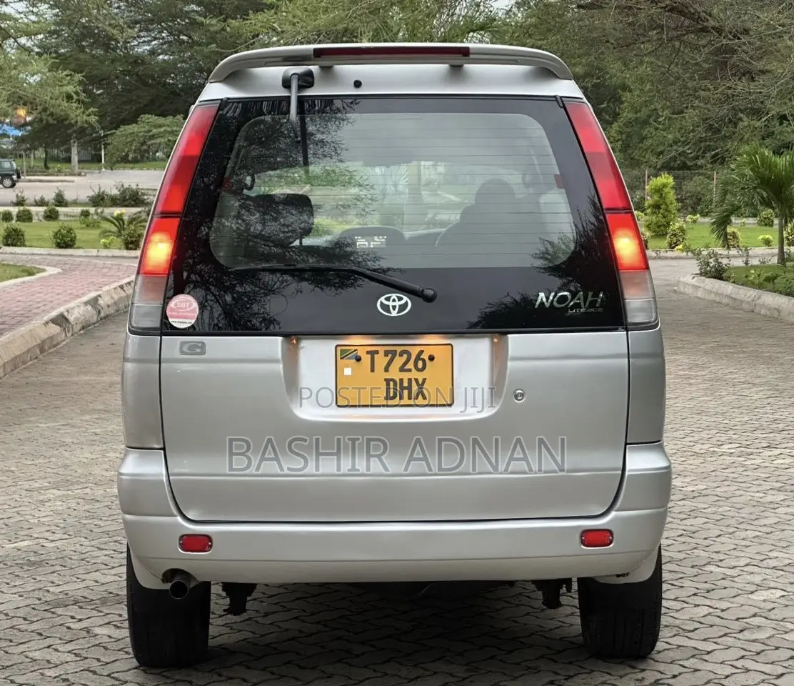 Toyota Noah 2.0 FWD (8 Seater) 2001 Silver