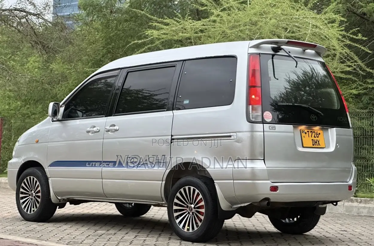 Toyota Noah 2.0 FWD (8 Seater) 2001 Silver