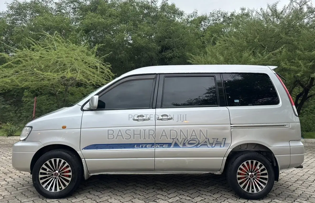 Toyota Noah 2.0 FWD (8 Seater) 2001 Silver