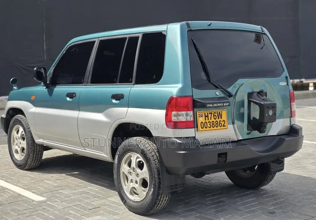 Mitsubishi Pajero 2000 Green