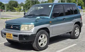 Mitsubishi Pajero 2000 Green