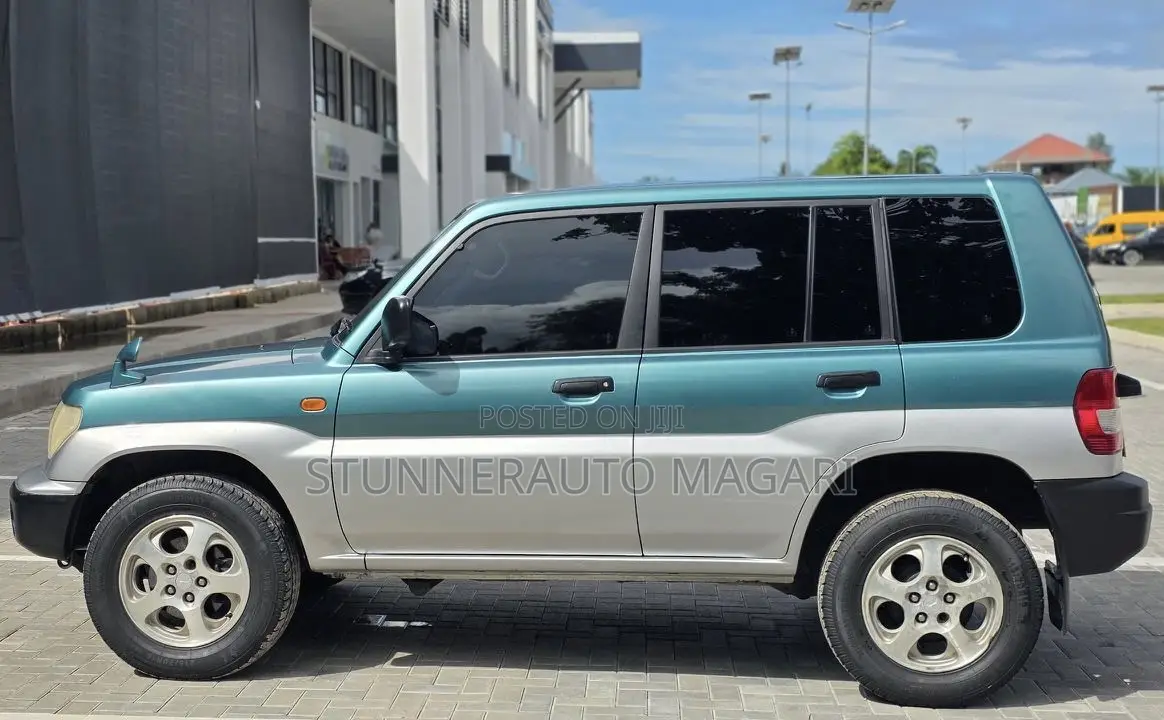 Mitsubishi Pajero 2000 Green