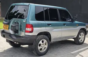 Mitsubishi Pajero 2000 Green