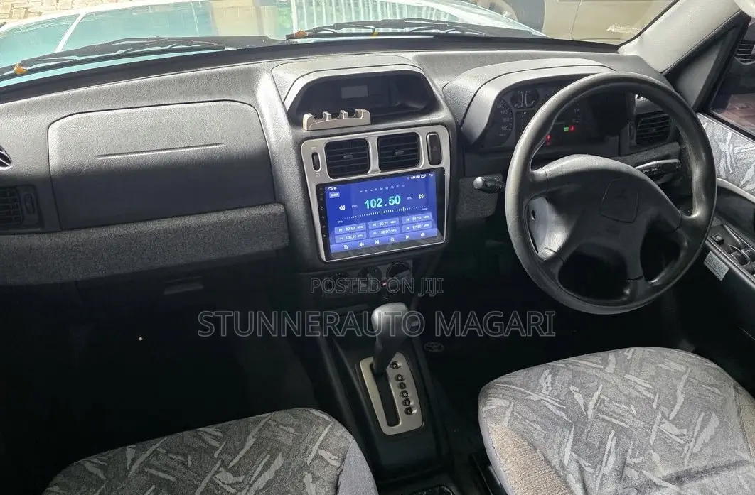Mitsubishi Pajero 2000 Green