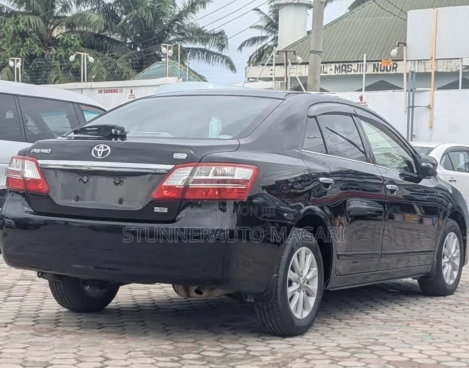 Toyota Premio 2013 Black