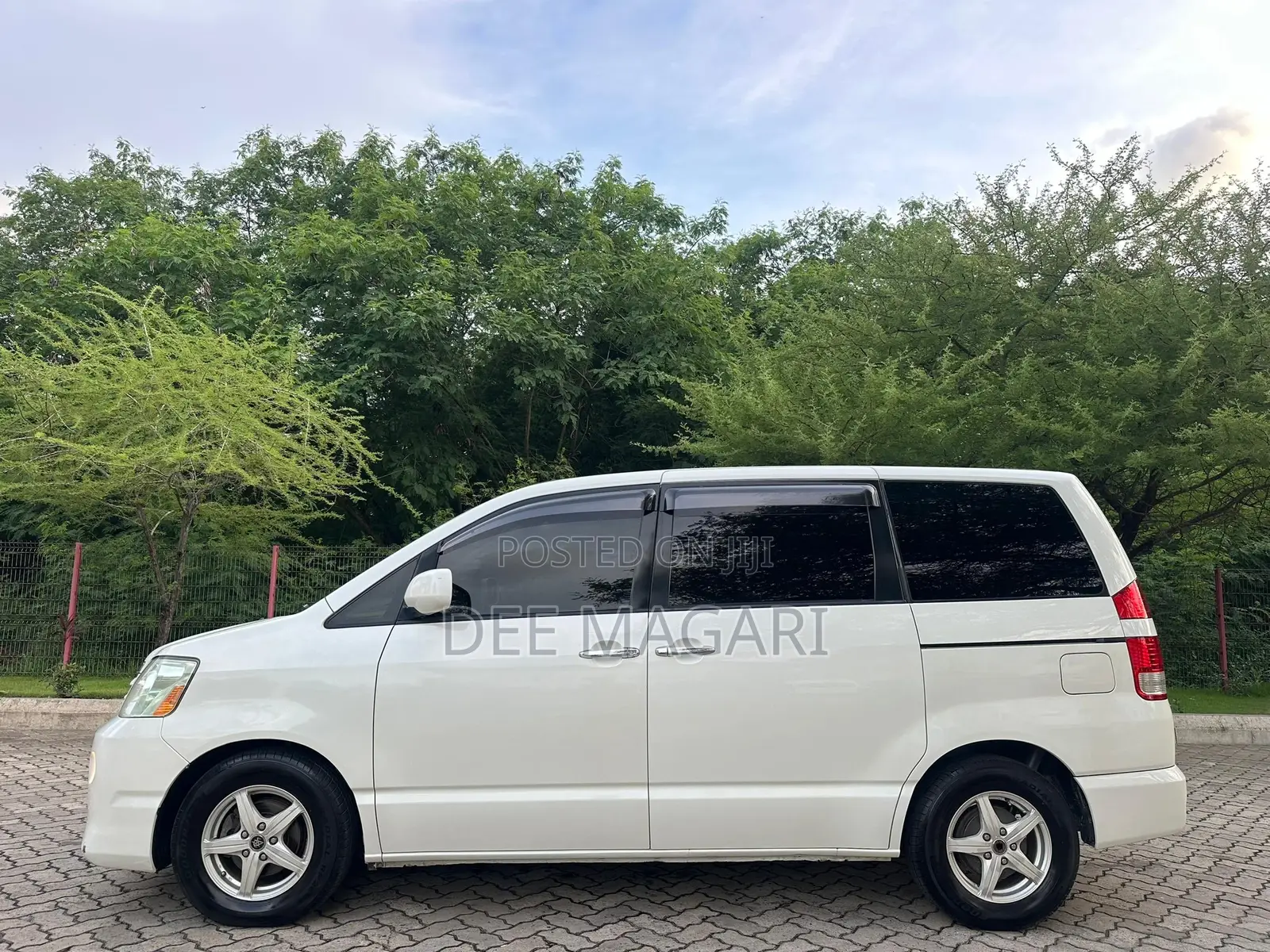 Toyota Noah 2.0 AWD (8 Seater) 2003 White