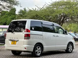 Toyota Noah 2.0 AWD (8 Seater) 2003 White