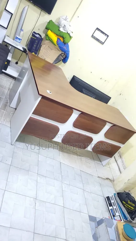 Office Table Kubwa