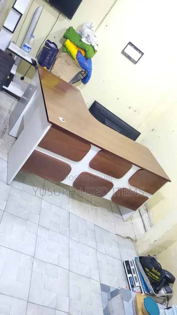 Office Table Kubwa