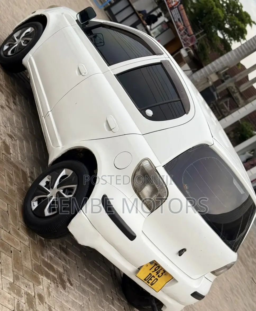 Toyota Vitz 2005 White