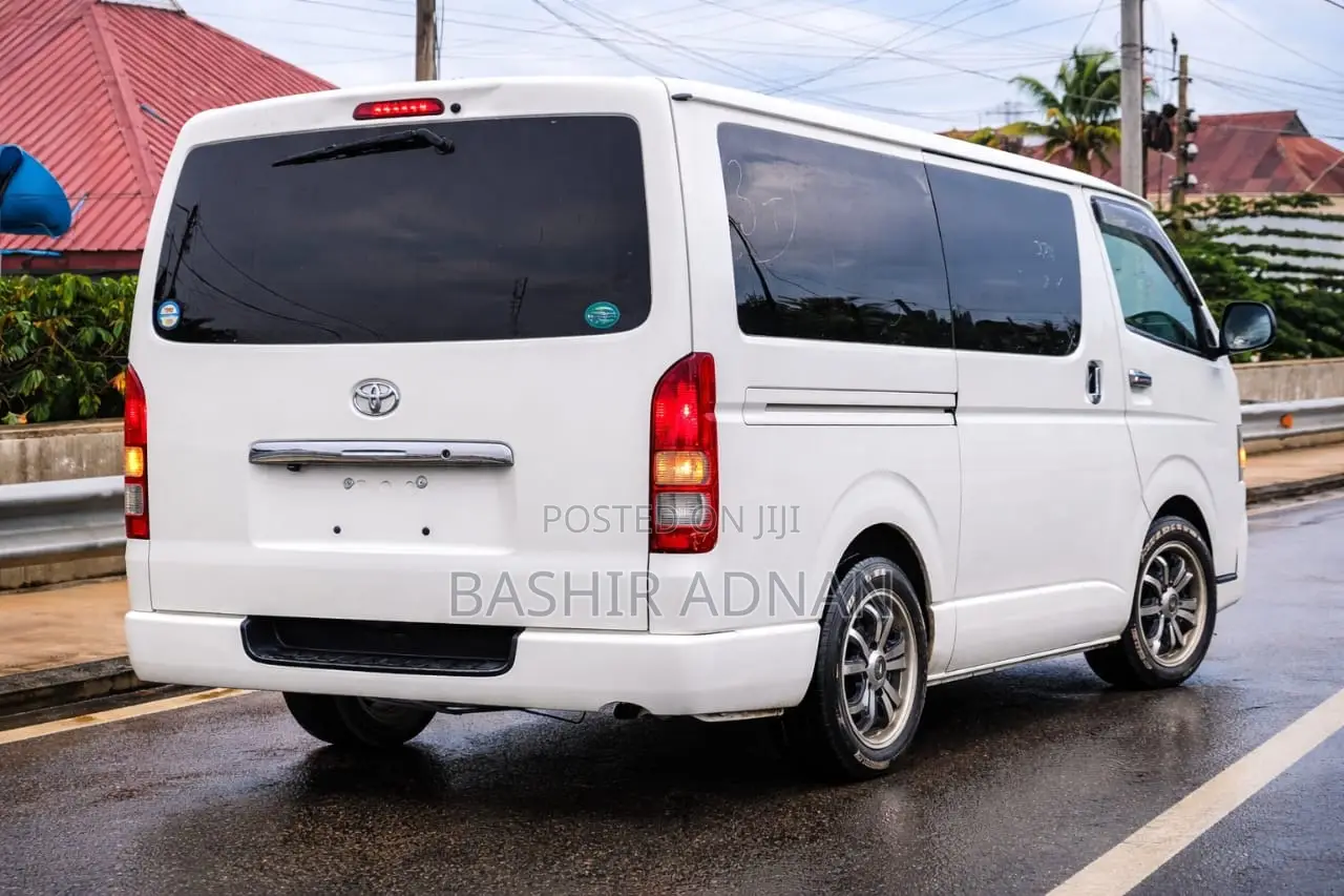 Toyota Quantum 2011 White