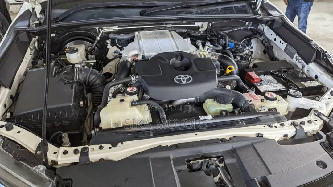 Toyota Hilux 2022 White