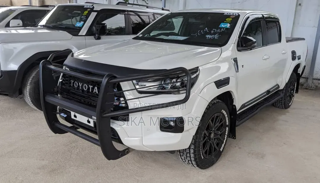 Toyota Hilux 2022 White