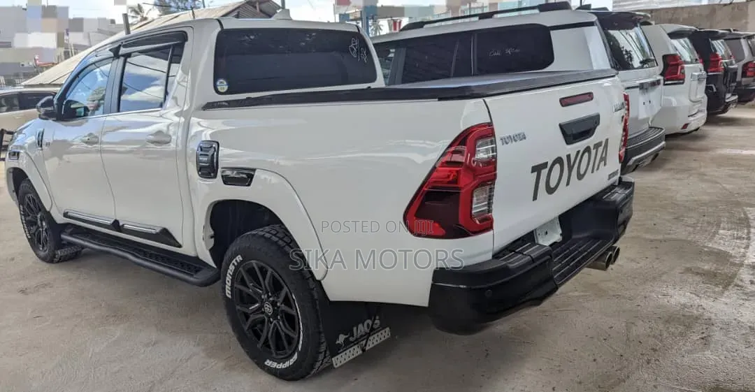 Toyota Hilux 2022 White