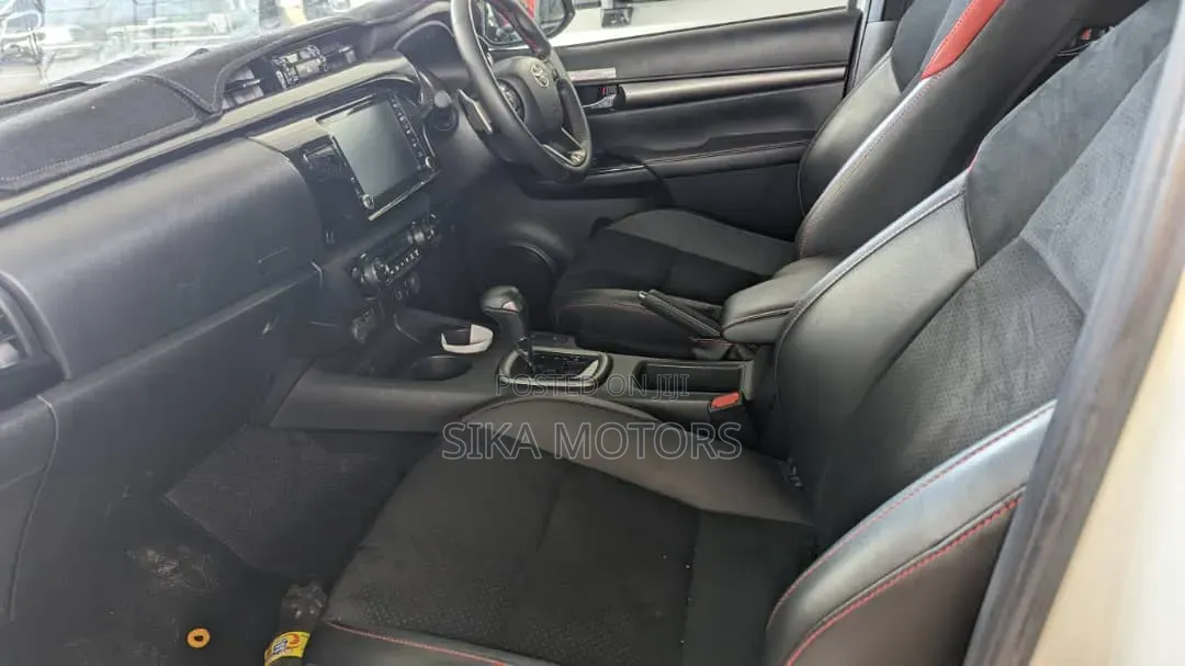 Toyota Hilux 2022 White