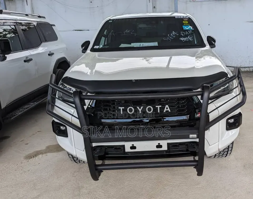 Toyota Hilux 2022 White