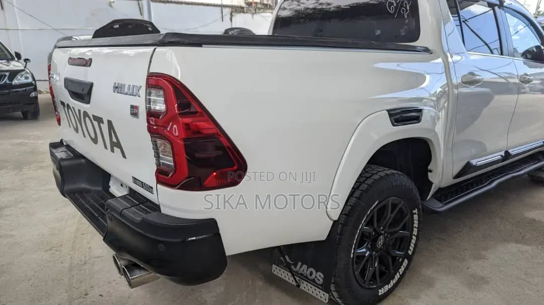 Toyota Hilux 2022 White