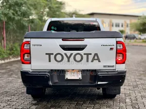 New Toyota Hilux 2024 Pearl