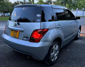 Toyota IST 2004 Silver