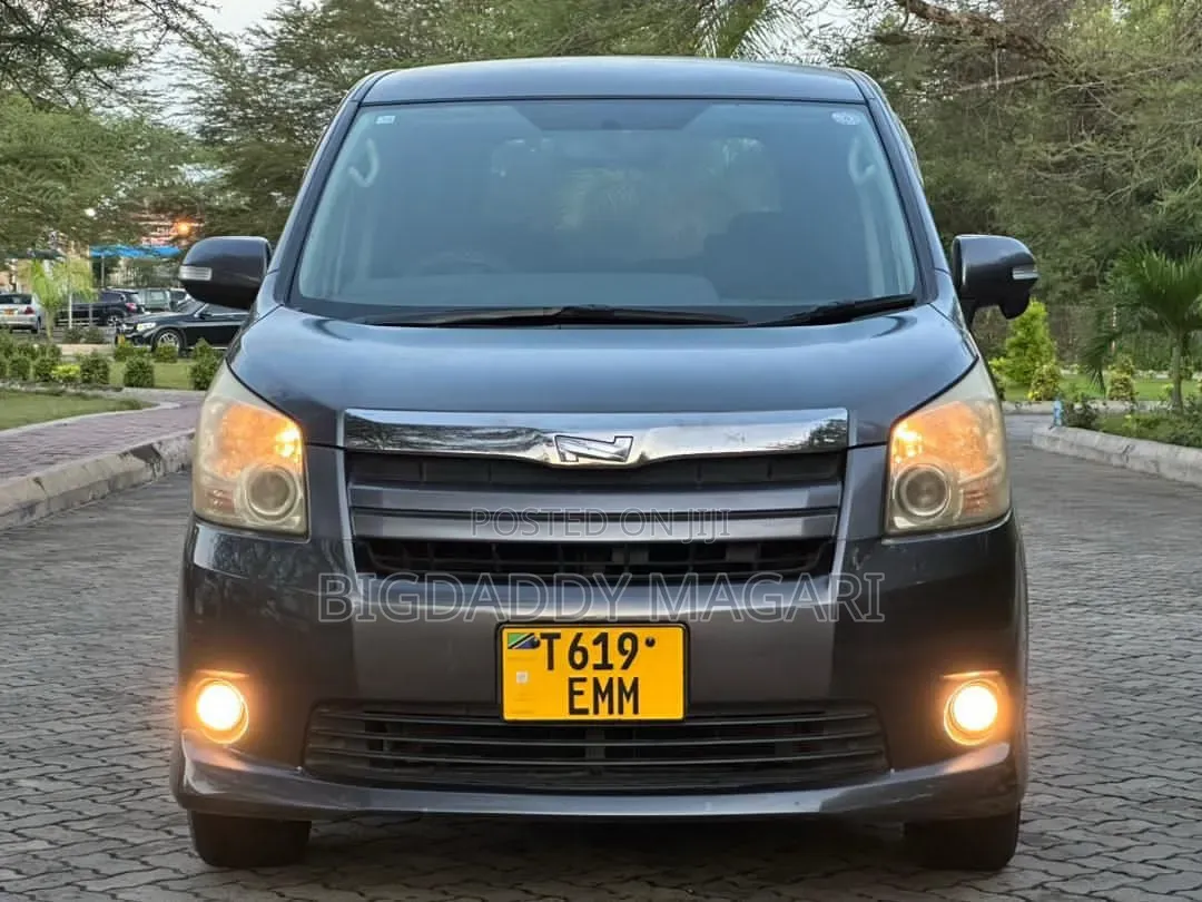 Toyota Noah 2009 Gray