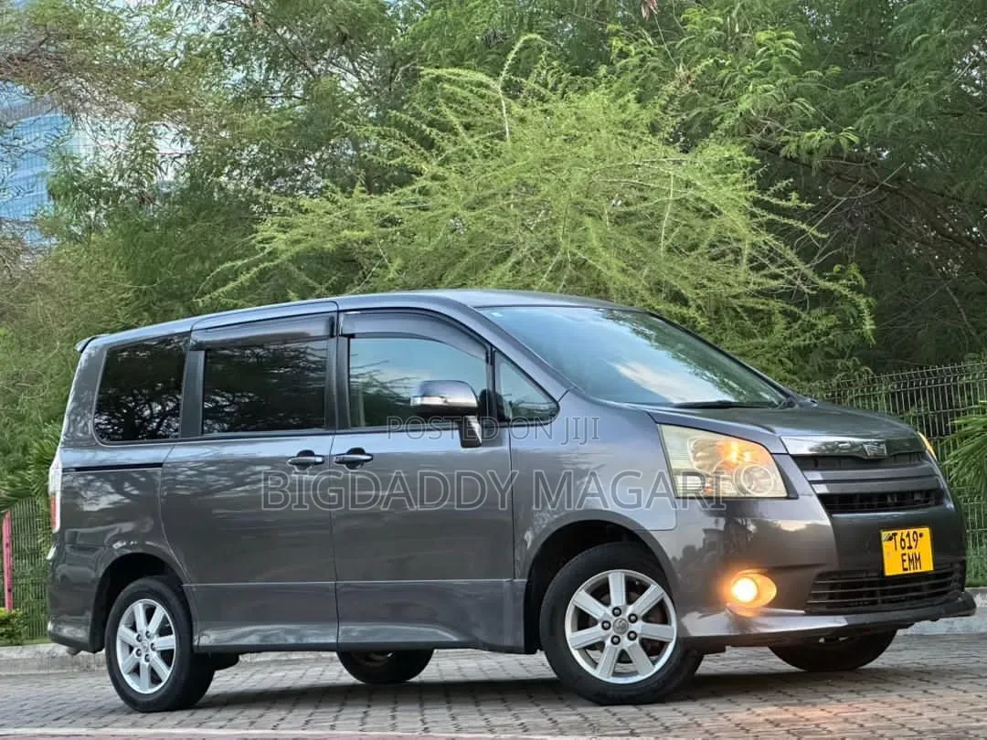 Toyota Noah 2009 Gray