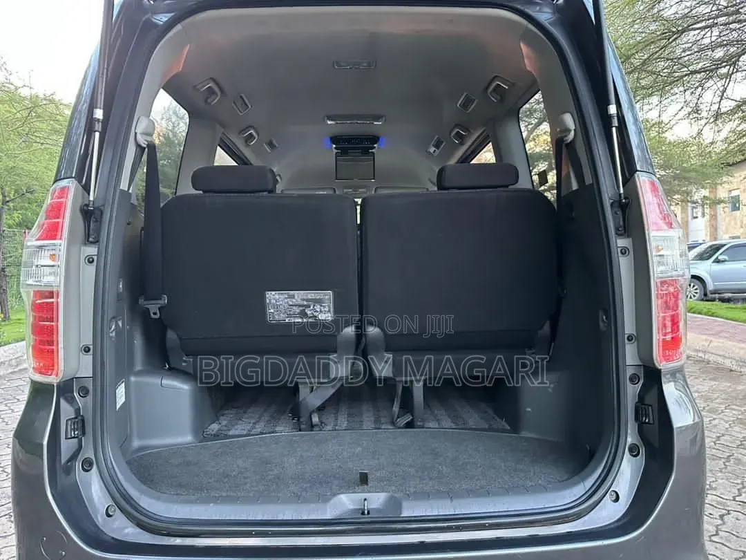 Toyota Noah 2009 Gray