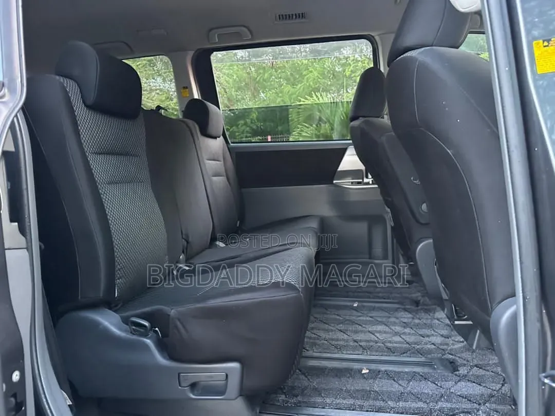 Toyota Noah 2009 Gray