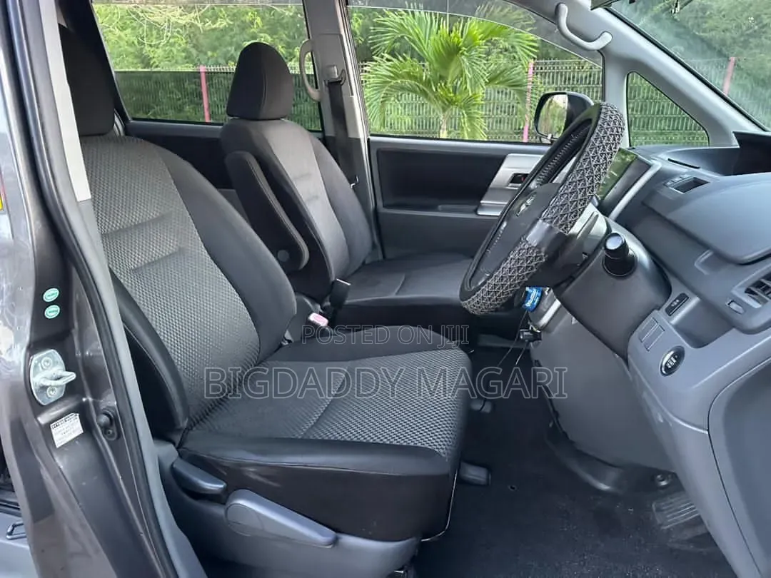 Toyota Noah 2009 Gray