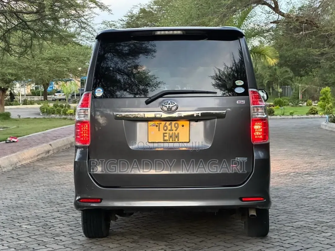 Toyota Noah 2009 Gray