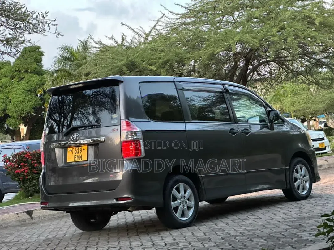 Toyota Noah 2009 Gray