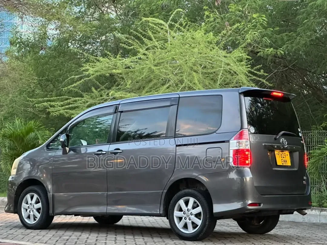 Toyota Noah 2009 Gray