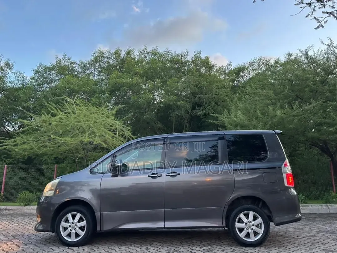 Toyota Noah 2009 Gray